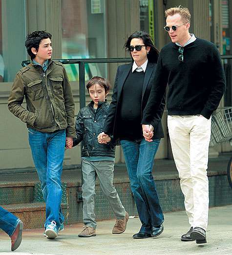 Пол и Дженнифер поженились 1 января 2003 года, а в августе у них родился сын Стеллан. Супруги также растят 13-летнего Кая — сына Коннелли от бывшего бойфренда. И в июне снова готовятся стать родителями.