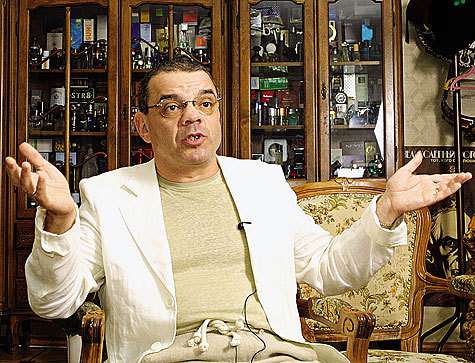 Константин Райкин испытывает слабость к мужскому парфюму.