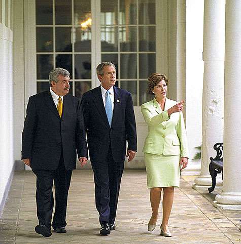 Михаил Гусман свободно говорит на английском языке и берет интервью у сильных мира сего, не прибегая к услугам переводчика.