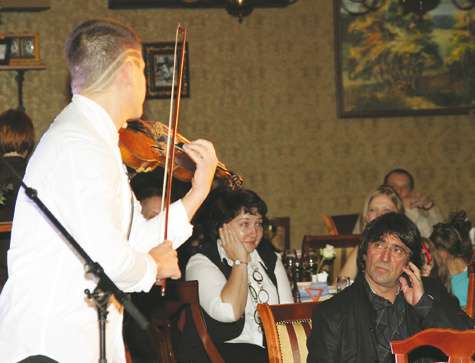 Судя по тому, как проникновенно смотрит Юрий Башмет на скрипача из молодежного оркестра Олега Меньшикова, у коллектива большое будущее. Юрий Абрамович не сделал ни одного глотка из бокала, пока музыканты не закончили играть. А что может быть большей похва