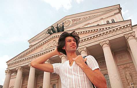 Мама Николая была против переезда из Тбилиси в Москву. Но мальчик хотел танцевать только в Большом театре. Мама Николая была против переезда из Тбилиси в Москву. Но мальчик хотел танцевать только в Большом театре.