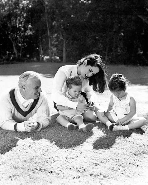 Чарли Чаплин с четвертой женой Уной Онил, дочерью Джеральдин и сыном Майклом.