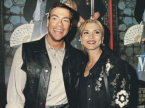 Брак с моделью Дарси Лапьер продлился всего три с половиной года: с февраля 1994 по ноябрь 1997-го. И помимо общего сына принес актеру лишь головную боль и миллионные расходы на алименты. Брак с моделью Дарси Лапьер продлился всего три с половиной года: с февраля 1994 по ноябрь 1997-го. И помимо общего сына принес актеру лишь головную боль и миллионные расходы на алименты.