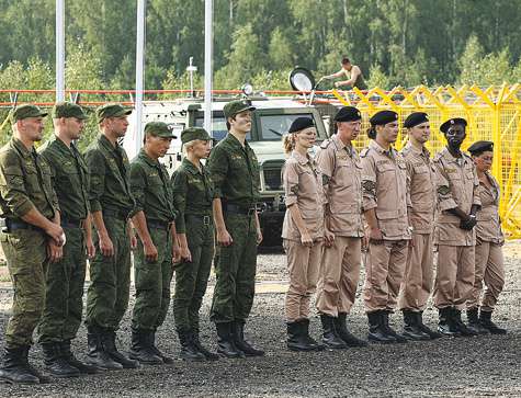 А вот участники уже после принятия присяги, поделенные на команды «Барсов» и «Тигров». В военной форме деятелей шоу-бизнеса узнать не сразу, но всем она, несомненно, очень идет. Фото: Руслан Рощупкин.
