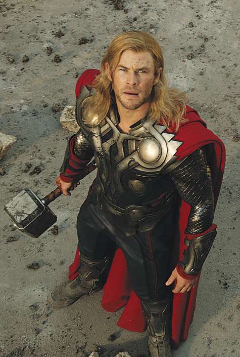 Крис Хемсворт не успевает выйти из образа асгардского бога: почти сразу после съемок фильма «Тор» он начал сниматься в «Мстителях», после которых вернется во вторую часть «Тора». Однако актер усиленно работает над своим внешним видом: не прекращает трен
