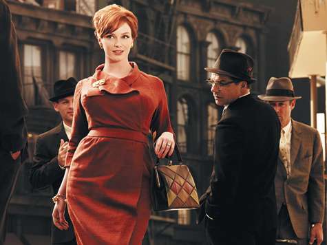 Актрисы, играющие в сериале, не без удовольствия демонстрируют в «Безумцах» модные тенденции 1960-х годов.