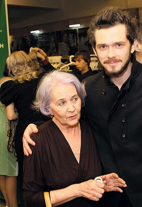 Премию в новой номинации «Будущее зависит от тебя», учрежденную генеральным партнером церемонии ОАО «МегаФон», получил актер Григорий Добрыгин. Вместе с Григорием на церемонию пришла его бабушка. Премию в новой номинации «Будущее зависит от тебя», учрежденную генеральным партнером церемонии ОАО «МегаФон», получил актер Григорий Добрыгин. Вместе с Григорием на церемонию пришла его бабушка.