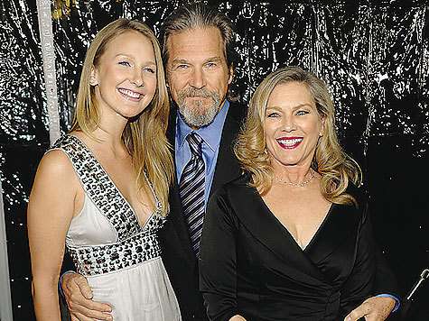 Джефф и Сьюзан Бриджес женаты уже 33 года и являются родителями трех дочерей. На фото — с младшей дочкой Хэйли.