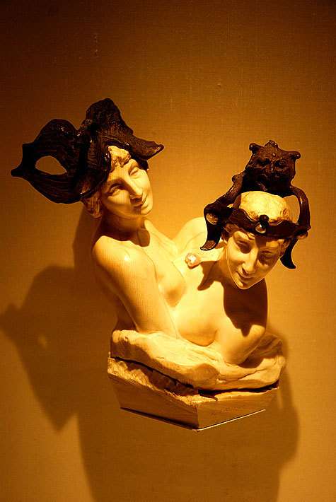 Работы французского художника и ювелира Рене Лалика хранятся и в Эрмитаже. 