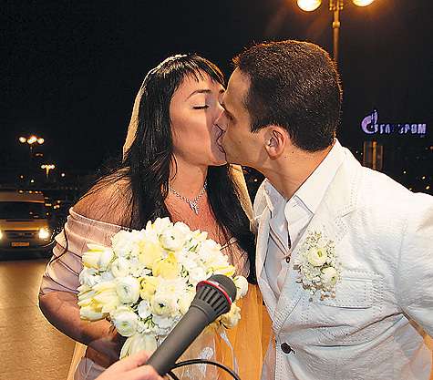 Дарить друг другу поцелуи молодожены начали еще перед входом в отель. фото: Лилия Шарловская