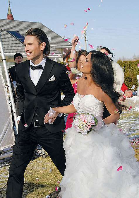 По сюжету клипа Анна Плетнева перевоплощается в разные образы: то она счастливая невеста на свадьбе, то нимфетка-соблазнительница, то несчастная брошенная женщина. По сюжету клипа Анна Плетнева перевоплощается в разные образы: то она счастливая невеста на свадьбе, то нимфетка-соблазнительница, то несчастная брошенная женщина.