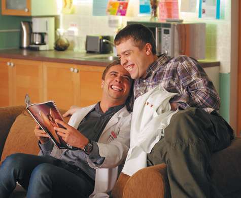 По сюжету Илья Глинников (интерн Романенко) и Александр Ильин (интерн Лобанов) смотрят мужской журнал. В руках у них — как раз номер, в котором снималась их коллега Кристина Асмус. Фото: Владимир Чистяков.