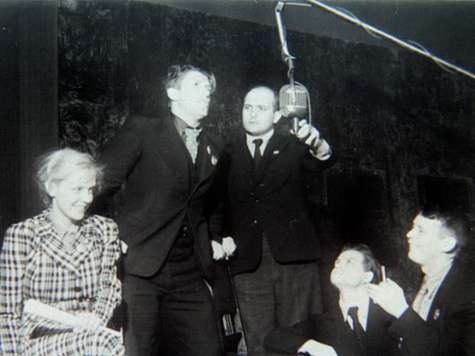На время съемок вся съемочная группа фильма получила бронь по приказу самого Сталина. На фото: Марина Ладынина, Николай Крючков, Тихон Хренников и Иван Пырьев.