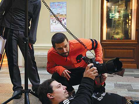 Может создаться впечатление, что Владимир Кристовский просматривает получившиеся фотографии. На самом деле музыкант и фотограф используют возможности современной техники и рассматривают в объектив понравившуюся девушку.