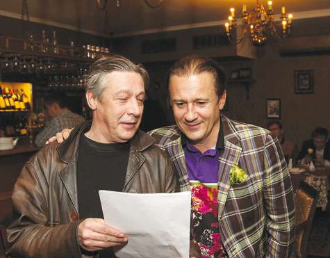 Олег Меньшиков не только слушал коллегу Ефремова, но и сам прочитал произведение Сергея Довлатова «Чемодан». фото: Геннадий Авраменко