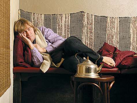 Андрей в быту непритязателен. Чайник, одеяло и подушки... Что еще нужно уральскому артисту? Поэтому шутка о том, что Рожков живет в машине, уже воспринимается всерьез. фото: Геннадий Авраменко