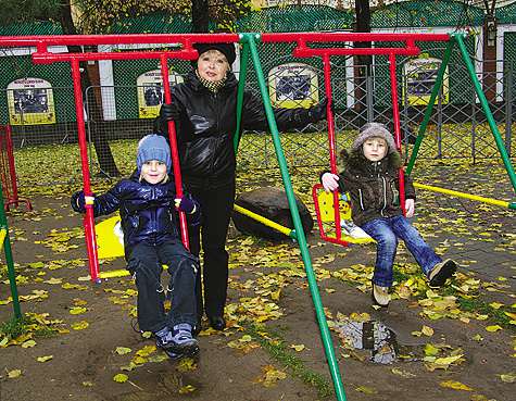 Аня (слева) и Полина (справа) уже выбрали себе будущие профессии: Аня хочет быть моделью, а Полина — актрисой. Поэтому для начала бабушка им советует научиться выговаривать букву «р». Кроме того, девочки занимаются горными лыжами в школе Олимпийского ре