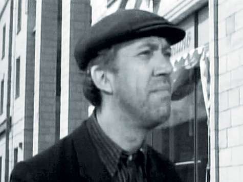 Для съемок Никулин специально отрастил трехдневную щетину, которую потом аккуратно подравнивали ножницами. Днем актер снимался в кино, а вечером выходил на манеж, поэтому Юрию Владимировичу приходилось накладывать толстый слой грима, чтобы хоть как-то скр