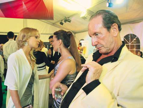 Пластика Александра Раппопорта, пытающегося пройти мимо и не попасть в кадр с беседующими Натальей Громушкиной и Олесей Судзиловской, достойна отдельного внимания. Не иначе фитнес с утра до ночи. Фото: Геннадий Авраменко. Пластика Александра Раппопорта, пытающегося пройти мимо и не попасть в кадр с беседующими Натальей Громушкиной и Олесей Судзиловской, достойна отдельного внимания. Не иначе фитнес с утра до ночи. Фото: Геннадий Авраменко.