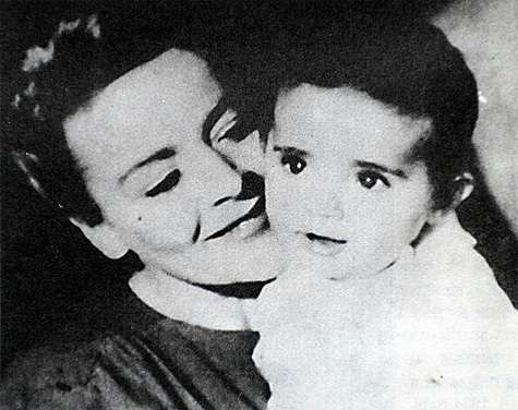 Федорова с дочерью Викой. Когда актрису посадили в тюрьму, малышку сослали в Казахстан.