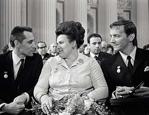 По количеству наград и званий Зыкина была чемпионкой. На вручении Ленинских премий с Юрием Григоровичем и Марисом Лиепой. По количеству наград и званий Зыкина была чемпионкой. На вручении Ленинских премий с Юрием Григоровичем и Марисом Лиепой.