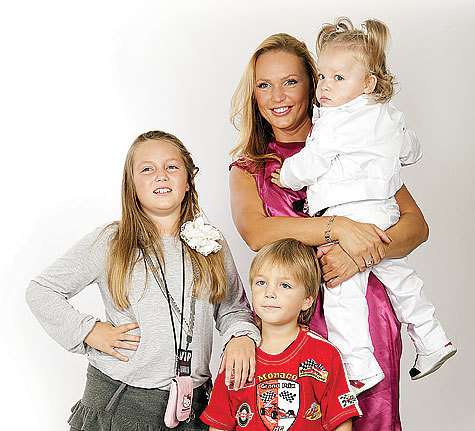 Как бы ни была профессионально востребована Алла Довлатова, все же основная роль, которую она исполняет в жизни, — роль мамы троих детей. фото: Личный архив