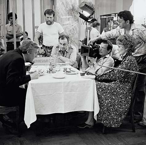 На премьере фильма «О бедном гусаре...» Рязанов пообещал Басилашвили, что будет снимать его во всех своих картинах. И в «Вокзале для двоих», сдержав слово, доверил Олегу главную роль.