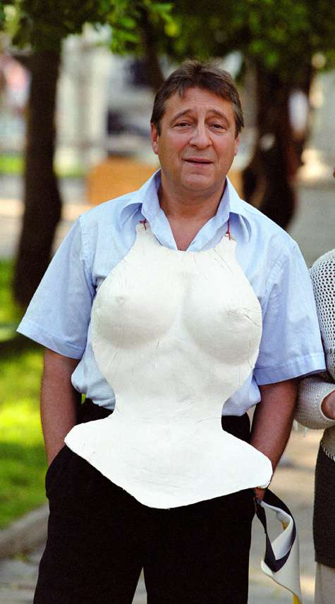 «В семейных отношениях есть и «вечные ценности»: муж прячет собственные носки в квартире. Я думаю, что человечество столкнулось с этой проблемой, как только в природе появились носки».