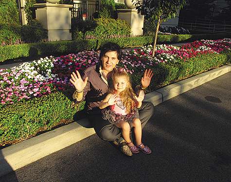 Авраам решил назвать дочь библейским именем. Имя Эмануэлла, что в переводе означает «Бог с нами», сразу приглянулось обоим родителям.