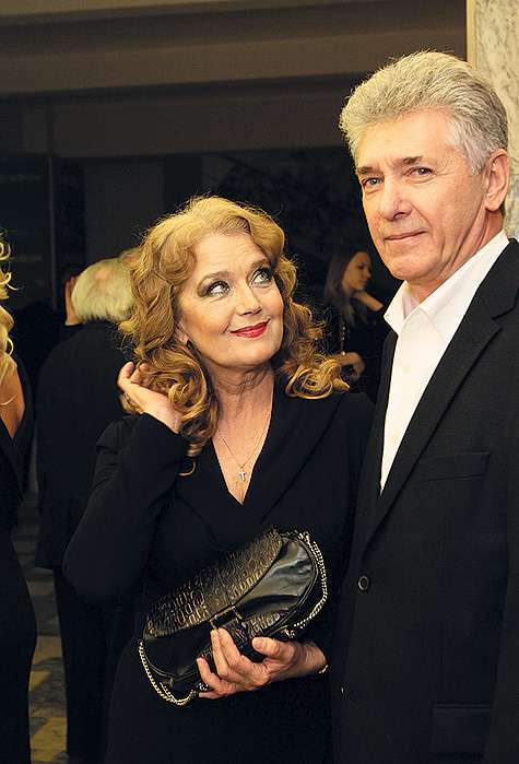 Ирина Алферова весьма нежно поглядывала на мужа Сергея Мартынова. А Ксения Алферова с мамой пересеклась только на сцене, в остальное время предпочитая дурачиться на пресс-волле. Ирина Алферова весьма нежно поглядывала на мужа Сергея Мартынова. А Ксения Алферова с мамой пересеклась только на сцене, в остальное время предпочитая дурачиться на пресс-волле.