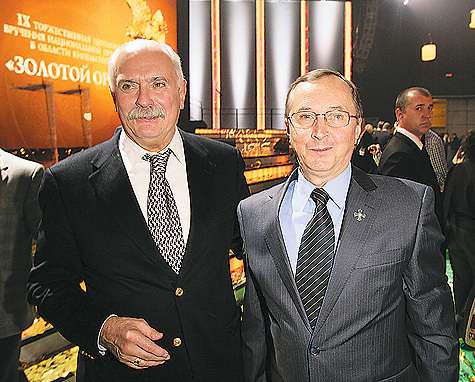 Самое счастливое выражение лица на церемонии было не у победителей, а у Николая Бурляева в тот момент, когда его приобнял Никита Михалков. Самое счастливое выражение лица на церемонии было не у победителей, а у Николая Бурляева в тот момент, когда его приобнял Никита Михалков.