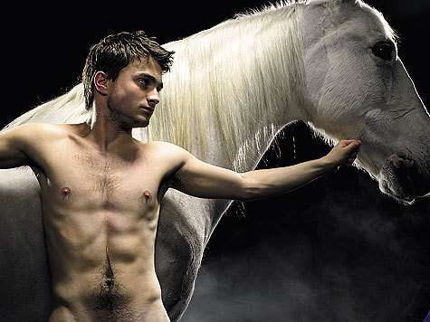 В 2007 году Дэниел Рэдклифф дебютировал на театральной сцене в спектакле «Конь», где играл обнаженным.