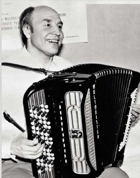 Александр написал для Людмилы песню, а следом закрутился их роман. Александр написал для Людмилы песню, а следом закрутился их роман.