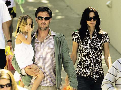 Кортни Кокс и Дэвид Аркетт в октябре этого года объявили о разводе. Правда, они продолжают сохранять дружеские отношения и вместе заботятся о 6-летней дочери Коко. Кортни Кокс и Дэвид Аркетт в октябре этого года объявили о разводе. Правда, они продолжают сохранять дружеские отношения и вместе заботятся о 6-летней дочери Коко.