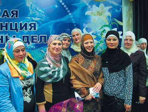 Благодаря работе журналистом телеведущая часто участвует в мусульманских конференциях.