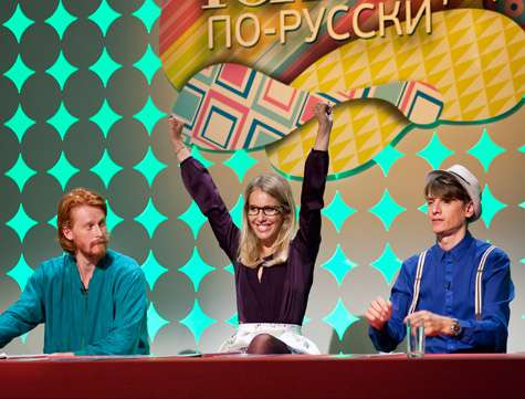 Ведущей «Топ-модели по-русски» стала Ксения Собчак. Она не имеет опыта работы в модельном бизнесе, зато поднаторела в ведении реалити-шоу.