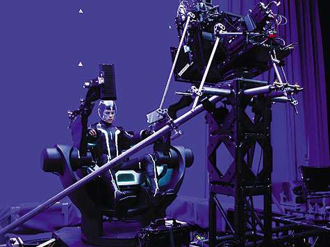 События фильма «Трон: Наследие» преимущественно разворачиваются в виртуальном мире, куда на поиски давно пропавшего Кевина Флинна отправляется его взрослый сын Сэм. Поэтому и съемки картины с бюджетом 300 миллионов долларов происходили в основном на син