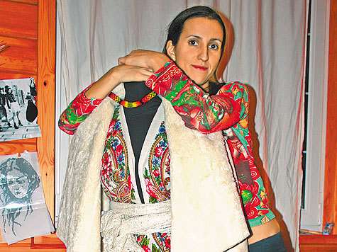 Катя­ перешивает старые ненужные вещи. Это тоже экологический поступок.