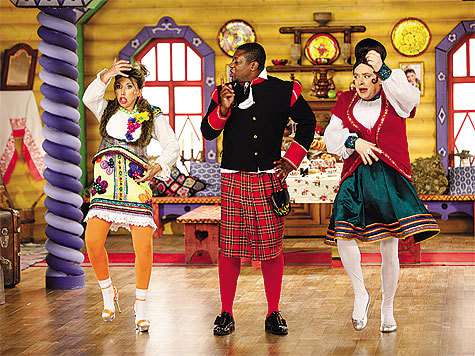 Андрей Данилко (справа) и Елена Воробей (слева) в «Морозко» сыграют мать и дочь. Поэтому габариты Елены срочно пришлось делать под стать округлостям ее матери.