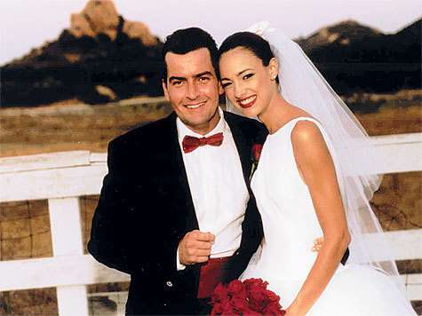 Пока Чарли Шину не удается заключать брак надолго. С первой супругой Донной Пил он прожил всего год — с 1995-го по 1996-й. Пока Чарли Шину не удается заключать брак надолго. С первой супругой Донной Пил он прожил всего год — с 1995-го по 1996-й.