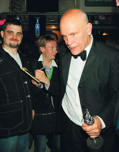 Фестивальная суета слегка утомила Джона Малковича, но, даже усталый, он крепко держал свой трофей «За вклад в мировой кинематограф». Правда, фильм со своим участием он до конца не досмотрел. Фото: Геннадий Авраменко. Фестивальная суета слегка утомила Джона Малковича, но, даже усталый, он крепко держал свой трофей «За вклад в мировой кинематограф». Правда, фильм со своим участием он до конца не досмотрел. Фото: Геннадий Авраменко.