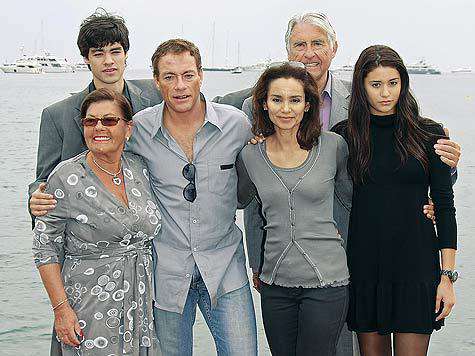 Ван Дамм не любит расставаться со своей семьей, поэтому родители, жена и дети часто сопровождают Жан-Клода в его многочисленных поездках по миру и на съемках. Ван Дамм не любит расставаться со своей семьей, поэтому родители, жена и дети часто сопровождают Жан-Клода в его многочисленных поездках по миру и на съемках.