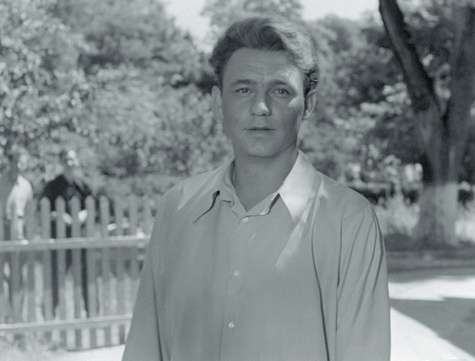 Чтобы вжиться в образ сталевара, Николай Рыбников ходил на металлургический комбинат как на работу. Он в полной мере постиг все азы профессии и даже удостоился особой чести — обмыть вместе с рабочими начало сталеварской карьеры.