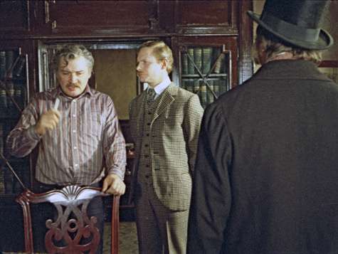 Режиссер сразу поставил условие: народные и заслуженные обязаны слушаться его беспрекословно!