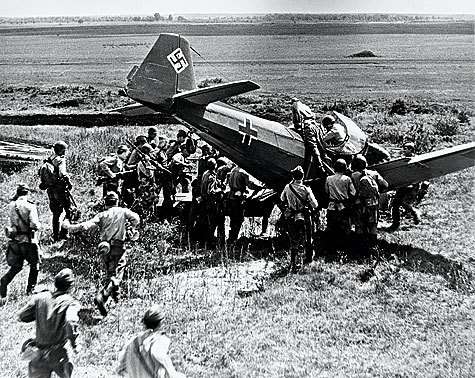 Военной техники на съемочной площадке не хватало. Поэтому «роль» истребителей «играли» учебные самолеты.