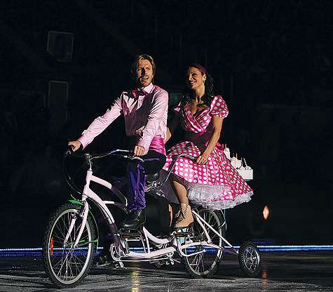 Маргариту Дробязко смело можно назвать еще и актрисой. Она приняла участие в мюзикле «Огни большого города», действие которого разворачивается, как и ожидалось, на льду. фото: Олег Наумов Маргариту Дробязко смело можно назвать еще и актрисой. Она приняла участие в мюзикле «Огни большого города», действие которого разворачивается, как и ожидалось, на льду. фото: Олег Наумов