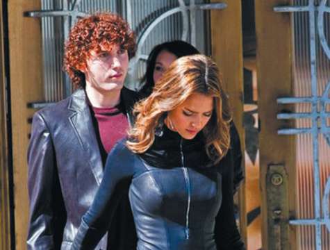 Главными героями «Детей шпионов 4D» стало уже новое поколение семьи Кортез. Однако Роберт Родригес нашел в фильме место повзрослевшим Алексе и Дэрилу. В отличие от Антонио Бандераса и Карлы Гуджино, которые в картине не появятся.