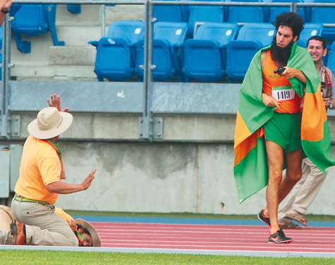 Во время съемок сцен фильма «Диктатор» на стадионе среди зрителей на трибуне была замечена супруга исполнителя главной роли Саши Барона Коэна Айла Фишер. Но неизвестно, просто ли она пришла посмотреть на мужа или тоже играет в картине какую-то роль.