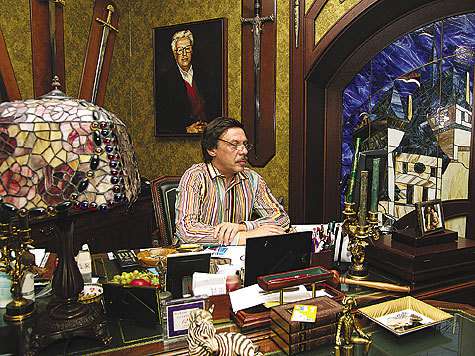 Построив загородный дом, Михаил Барщевский осуществил свою мечту — теперь у него появился собственный кабинет, где он работает, пишет книги и решает важные вопросы. фото: Владимир Чистяков