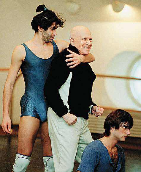 С режиссером Роланом Пети на репетиции балета «Собор Парижской богоматери». С режиссером Роланом Пети на репетиции балета «Собор Парижской богоматери».